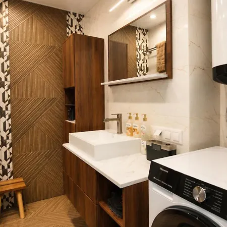2 Bedroom Apartment, 15 Min From The Old Town !